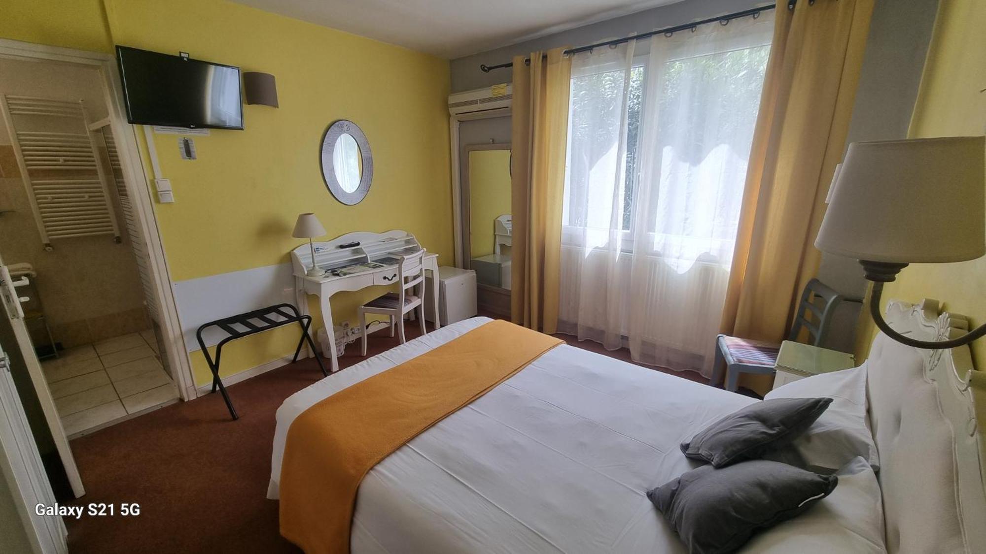 Hotel Du Tricastin Пьерлат Экстерьер фото